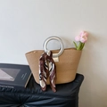 Stroh-Handtasche mit silbernem Metallgriff und dekorativem Seidenschal-Detail - Khaki