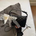 Elegante borsa trapuntata nera con fiocco in perle e pizzo e tracolla a catena - Nero