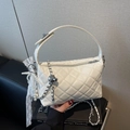 Borsa a tracolla trapuntata bianca con catene, perle e fiocco in pizzo elegante - Bianco Sporco