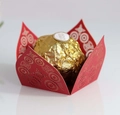 Dettaglio della confezione per cioccolata rossa tagliata al laser con motivi floreali - Rosso Perlato