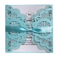 Dettaglio dell'invito di nozze intagliato al laser con pizzo blu tiffany e nastro - Blu Tiffany
