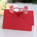 Marque-place rouge découpé au laser avec motifs de roses et Love pour décor de mariage - Rouge Perlé