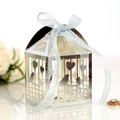 Elegante silberne lasergeschnittene Gastgeschenkbox mit hellblauer Satin-Schleife - Reflektierendes Silber