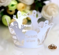 Macro-opname van witte lasergesneden cupcake-wikkel met spookdesign en gegraveerde tekst - Wit
