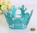 Detail van lasergesneden blauwgroene cupcake wrapper met spoken en Tomb of Love tekst - Tiffany Blauw