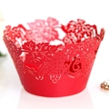 Envoltorios rojos para cupcakes cortados con láser con elegantes motivos de vides - Rojo Perlado