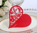 Rote Herz-Platzkarte mit lasergeschnittenem Blumenmuster für die Hochzeitstischdeko - Perlrot