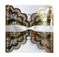 Detailliertes laseregeschnittenes Blumenmuster auf goldener Hochzeitseinladung mit Schleife - Reflektierendes Gold