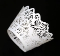 Dettaglio dei pirottini per cupcake bianchi tagliati al laser con decoro floreale - Bianco