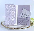 Détail du faire-part de mariage ajouré violet clair avec cartes de réponse assorties - Violet Clair