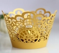 Vista macro del bordo per torta in oro tagliato al laser con motivi floreali in pizzo - 5cm / Oro
