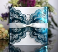 Detalle de invitación de boda azul oscuro cortada por láser con elegante lazo blanco - Azul Reflectante