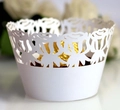 Detailweergave van lasergesneden witte cupcake-vormpjes met elegante rozenpatronen - 5cm / Wit