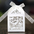Caja de dulces de boda blanca cortada con láser con pájaros y cinta de seda - Blanco