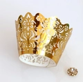 Detailansicht goldener Laser-Cut Cupcake-Hülle mit elegantem Ranken-Hohlmuster - Gold