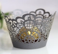 Macro detail van lasergesneden grijze cupcake vormpjes met elegante mesh textuur - Zilverskool