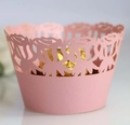 Lichtroze cupcake wikkel met lasergesneden rozenpatroon voor elegante bruiloftsdecoratie - 5cm / Roze