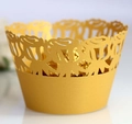 Detail van lasorgesneden gouden cupcake wrappers met verfijnd opengewerkt rozenpatroon - 5cm / Goud