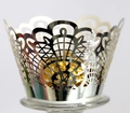 Close-up van lasergesneden zilveren cupcake-vormpjes met gedetailleerde patronen - Reflecterend Zilver