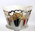 Dettaglio macro del bordo per cupcake in argento tagliato al laser con motivi floreali - Argento Riflettente
