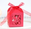 Detail der roten ausgestanzten Geschenkbox mit Love You-Text und Bandschleife - Perlrot