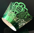 Detail van lasergesneden cupcake wrappers van parelpapier met groen bloemenpatroon - Reflecterend Groen