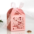Détail de la boîte cadeau rose découpée au laser avec motifs de feuilles et ruban - Rose