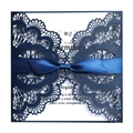 Elegante invito di nozze blu scuro tagliato al laser con nastro e inserto bianco - Blu Magico