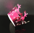 Détail de l'emballage à cupcake rouge découpé au laser avec motifs de flocon et de renne - Rose Rouge Réfléchissant