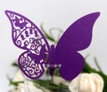 Detaillierte lasergeschnittene lila Schmetterling Platzkarte mit floralem Muster für Hochzeiten - Dunkellila