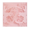 Nahaufnahme der rosa lasergeschnittenen Hochzeitskarte mit eleganten Blumenmustern - Rosa