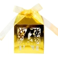 Goldene lasergeschnittene Hochzeits-Süßigkeitenbox mit Paar-Silhouette und Organzaband - Reflektierendes Gold
