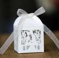 Primer plano de caja de boda blanca cortada con láser con lazo de cinta y silueta - Blanco