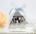 Detalle de caja de dulces plateada cortada con láser con silueta de novios y cinta - Plata Reflectante