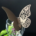 Dettaglio segnaposto farfalla dorata con intaglio laser per decorazione bicchieri - caffè