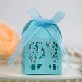 Dettaglio di scatola per dolci azzurra tagliata al laser con nastro e decori floreali - Blu Tiffany