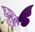 Dettaglio segnaposto farfalla 3D viola tagliato al laser con eleganti motivi floreali - Viola scuro