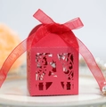 Elegante caja de boda roja cortada con láser con cinta en un plato decorativo - Rojo Perlado