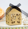 Dettaglio macro dei motivi floreali e angeli intagliati al laser su scatola regalo kraft - Carta kraft