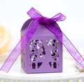 Detail der lila lasergeschnittenen Hochzeits-Gastgeschenkbox mit Blumenmuster und Band - Dunkellila