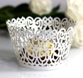 Vue détaillée des contours de cupcake découpés au laser avec motifs de cœurs blancs - Blanc
