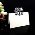 Détail du motif d'oiseaux découpé au laser sur marque-places de mariage blanc nacré - Oiseaux Jumeaux Blancs Ajouré (XWK-8)