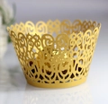 Vista macro di pirottini per cupcake dorati tagliati al laser con eleganti ricami - 5*5*8CM / Oro
