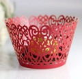 Détail macro d'un contour à cupcakes rouge découpé au laser avec motifs de cœur - Rouge Perlé