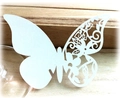 Segnaposto a farfalla 3D con intaglio laser floreale su base in legno chiaro naturale - Bianco