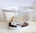 Laserschnitt-Muffinförmchen in Weiß mit goldenen Weihnachtsbäumen und hohlem Musterdesign - 5cm / Weiß