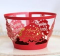 Nahaufnahme der lasergeschnittenen roten Weihnachtsbaum-Cupcake-Hülle mit Details - 5cm / Perlrot