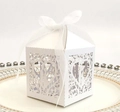 Caja blanca para recuerdos de boda cortada con láser con motivos de corazón y cinta - Blanco