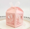 Detalle de caja rosa para dulces cortada con láser con motivos de corazón y lazo blanco - Rosa