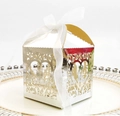 Primer plano de caja de boda cortada con láser con diseño de corazones y cinta blanca - Plata Reflectante